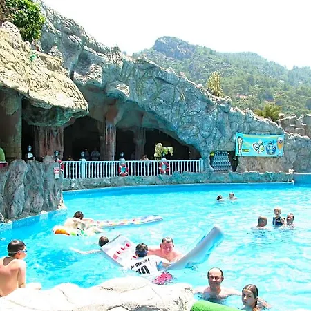 Grand Aquarium Hotel 4*
